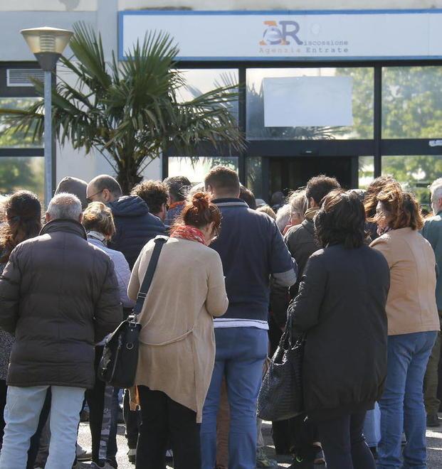 Schierati in fila all’alba per firmare la “pace fiscale”