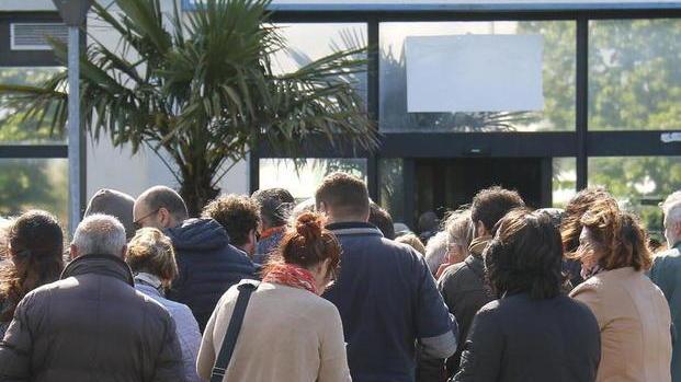 Schierati in fila all’alba per firmare la “pace fiscale”