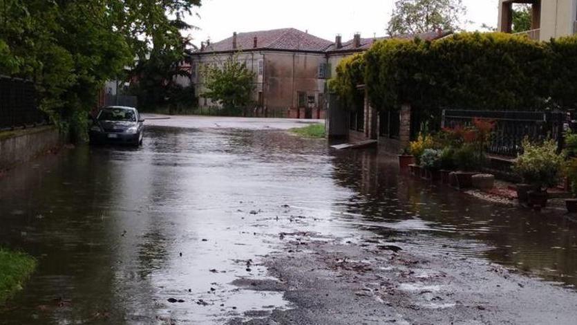 Disagi per le piogge Molti i garage allagati in centro