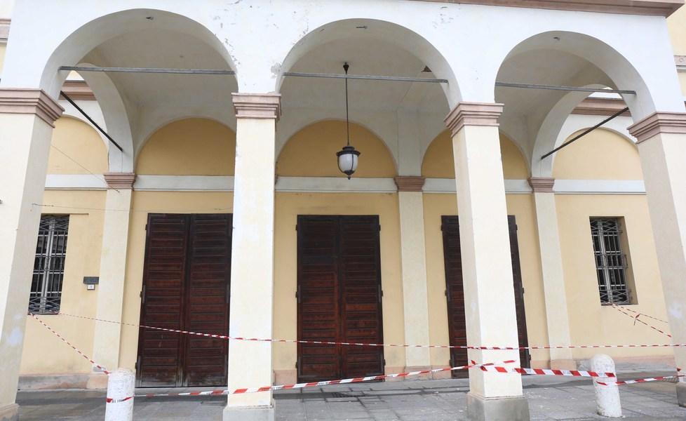 Il teatro Ariosto perde i pezzi Crolli all’ingresso principale 