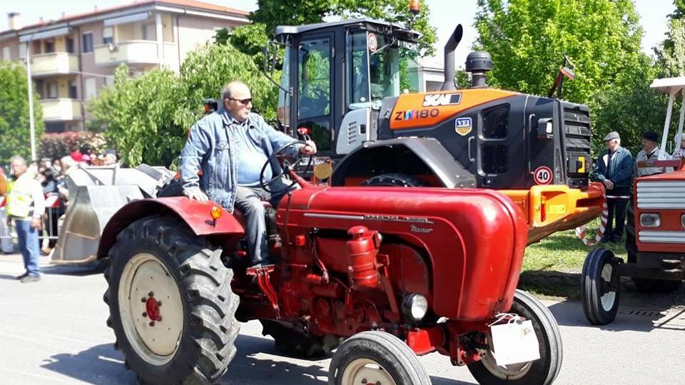 Più di 400 trattori sfilano per le vie di Cavezzo