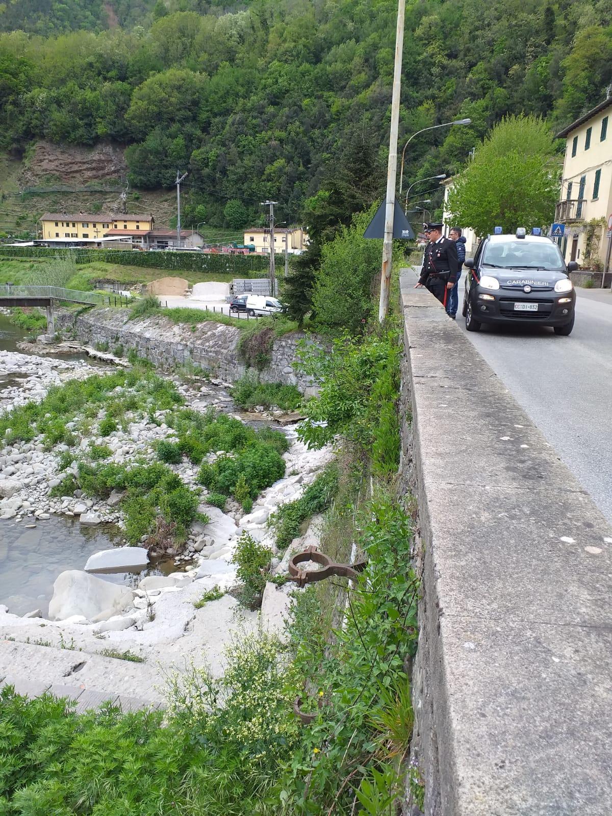 Litiga col padre e minaccia di gettarsi nel fiume