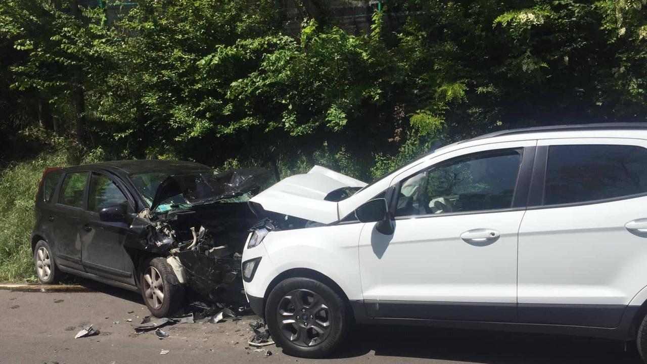 Frontale a Quattro Castella, ferite quattro persone: due sono ragazze, la mamma è grave