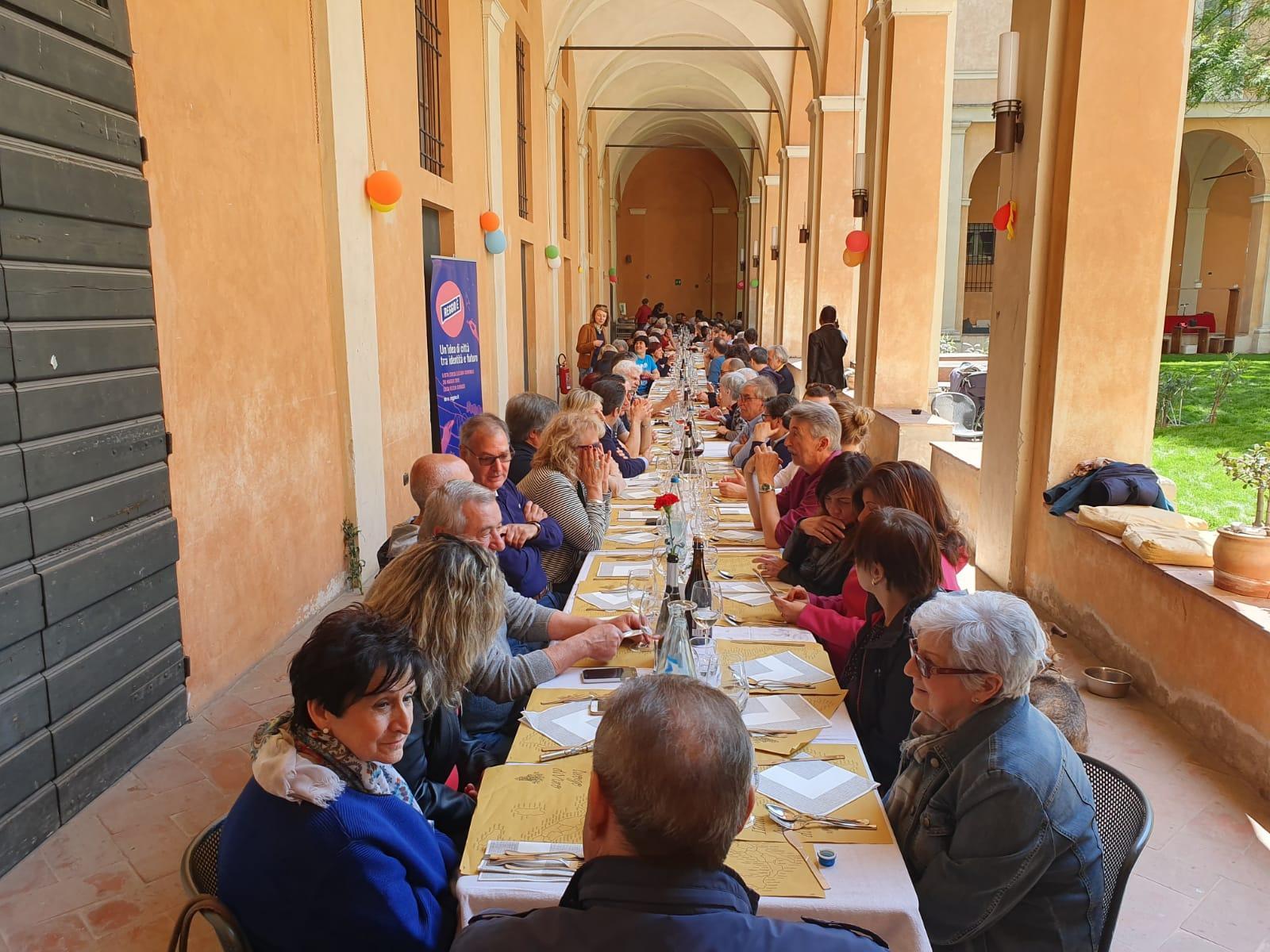 Primo Maggio, quasi 150 persone pranzano al Chiostro della Ghiara con "Reggio è" 