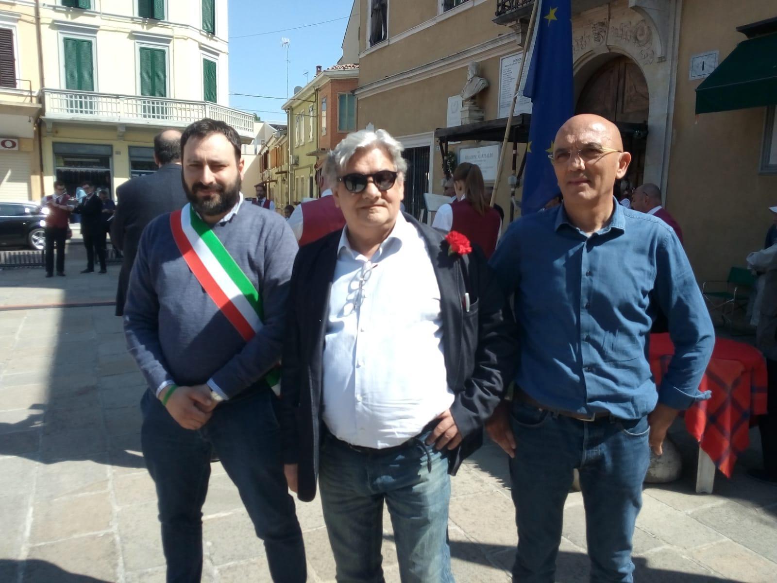 Il sindaco di Bondeno Fabio Bergamini, Marco Corazzari (Filctem-Cgil) e Giuseppe Paganelli (segretario Spi Cgil per Bondeno e Vigarano)