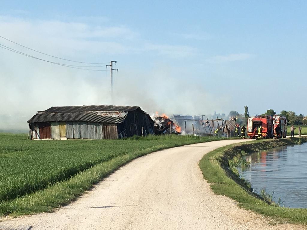 Incendio in un capannone sulla Gran Linea