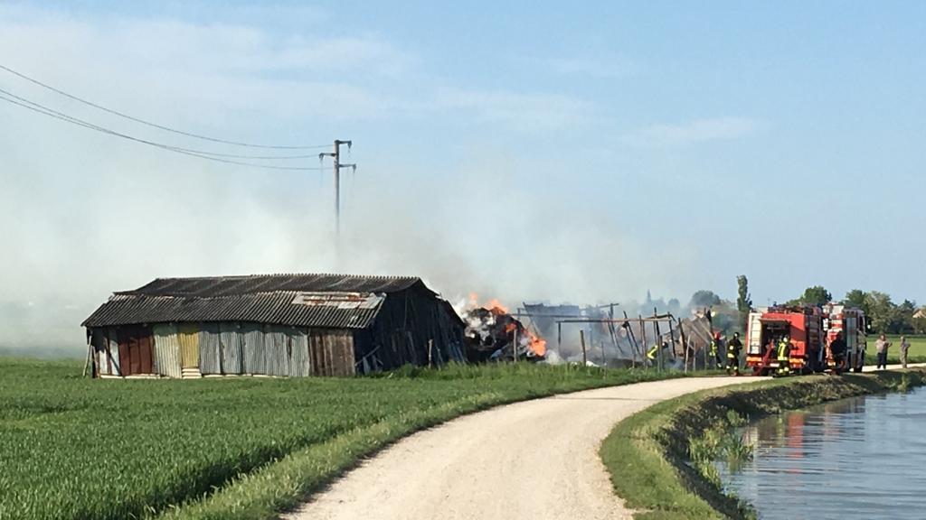 Incendio in un capannone sulla Gran Linea