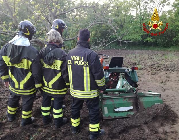 L'intervento dei vigili del fuoco a Sorano