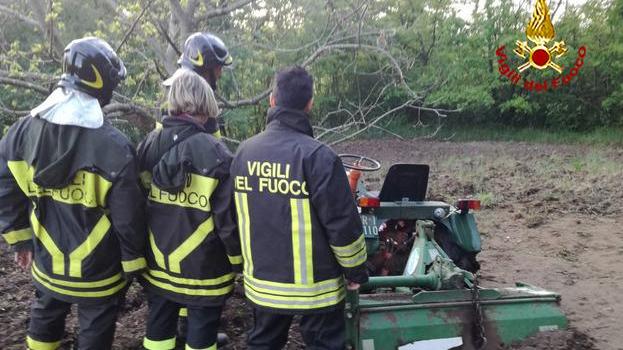 L'intervento dei vigili del fuoco a Sorano
