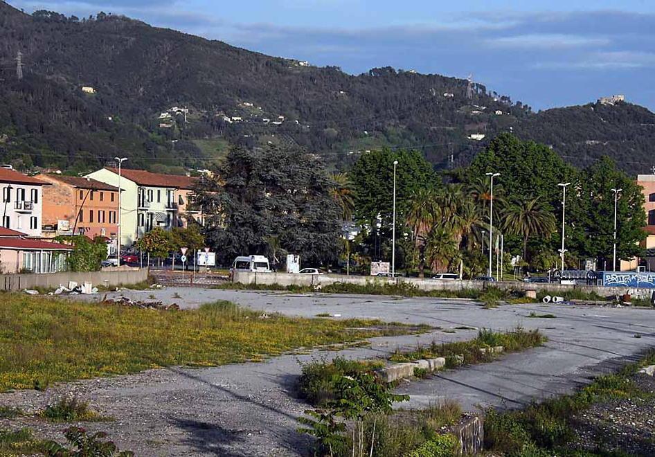 Massa, alla stazione pochi parcheggi. Pendolari sul piede di guerra 