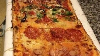Piscina, calcetto e giardino e qui la pizza si mangia anche servita “al metro”