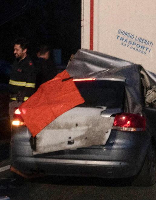 Muore parroco di 45 anni nello schianto in auto contro un camion sulla Bretella 