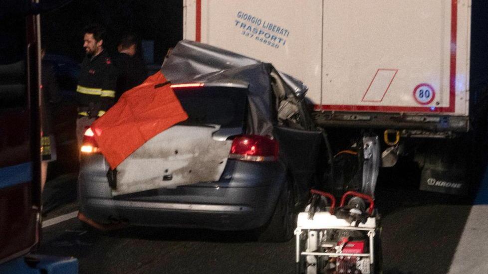 Muore parroco di 45 anni nello schianto in auto contro un camion