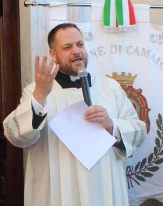 Muore parroco di 45 anni nello schianto in auto contro un camion