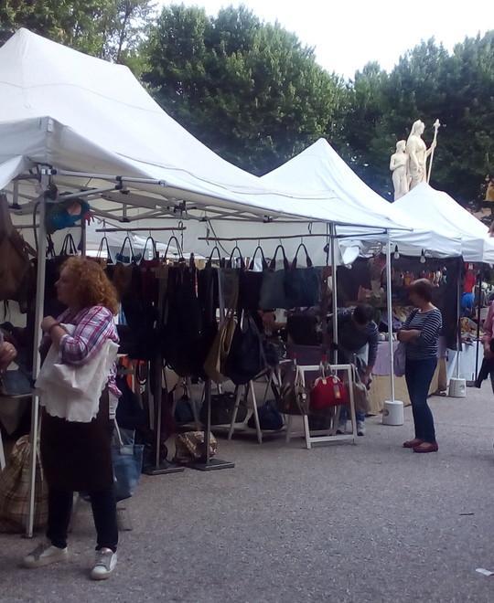 Mercato artigianale in piazza Napoleone