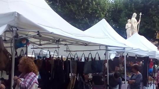 Mercato artigianale in piazza Napoleone