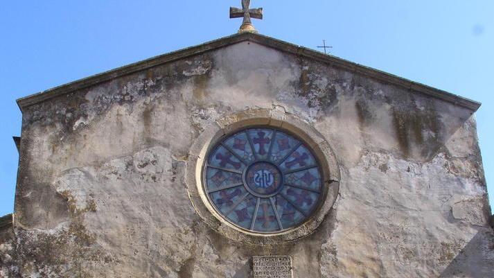 Pieve tinteggiata, è bufera 24 intellettuali in rivolta contro il restauro “giallo”