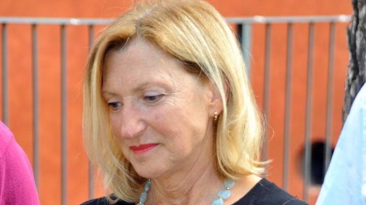 Dipendente comunale e dirigente Pd si dà malata, ma viene pizzicata a fare campagna elettorale