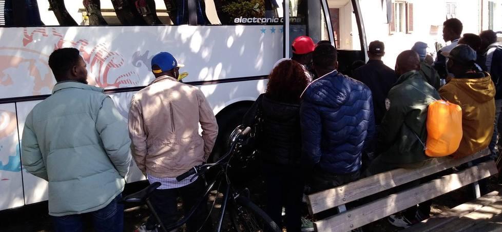 Hanno lasciato Livorno 137 migranti dopo il bando andato deserto 