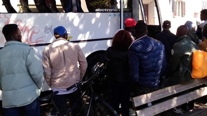 Hanno lasciato Livorno 137 migranti dopo il bando andato deserto