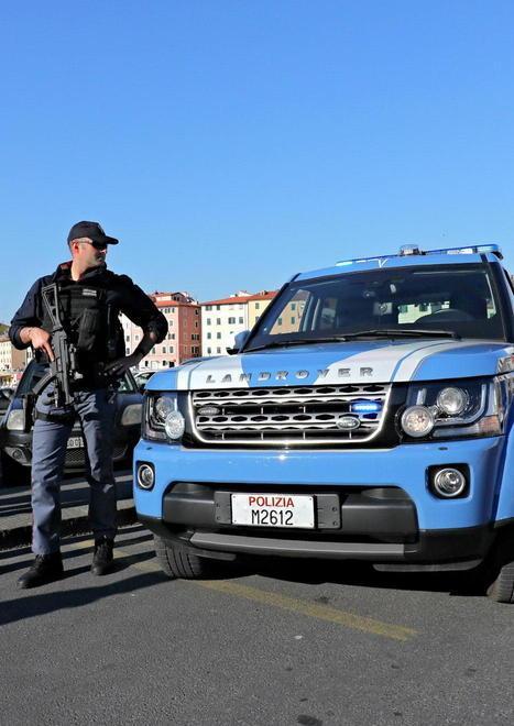 Auto in panne Gli agenti soccorrono una donna