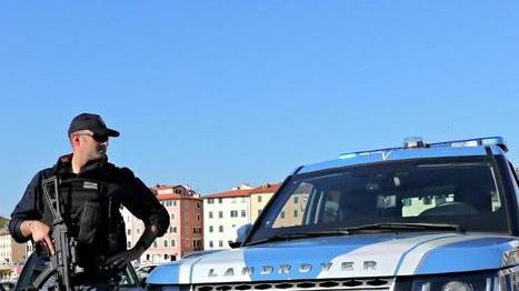 Auto in panne Gli agenti soccorrono una donna