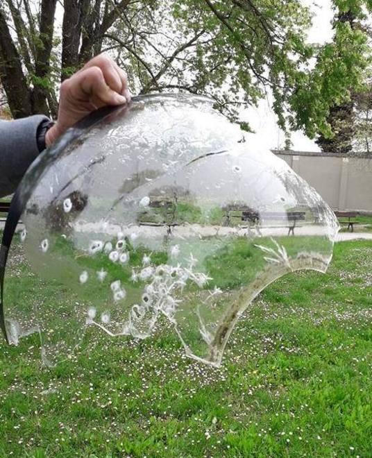 Sparano decine di colpi nel giardino pubblico in centro 