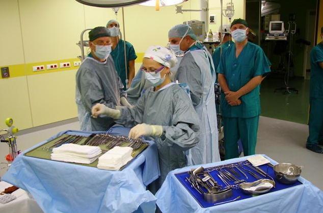 Operazione chirurgica all'ospedale San Jacopo (foto d'archivio)
