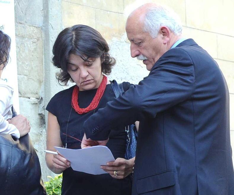 Giuliano Sichi con il suo avvocato Pamela Bonaiuti davanti al tribunale di Pistoia