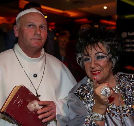 Il sosia di Papa Wojtyla con quella di Elizabeth Taylor