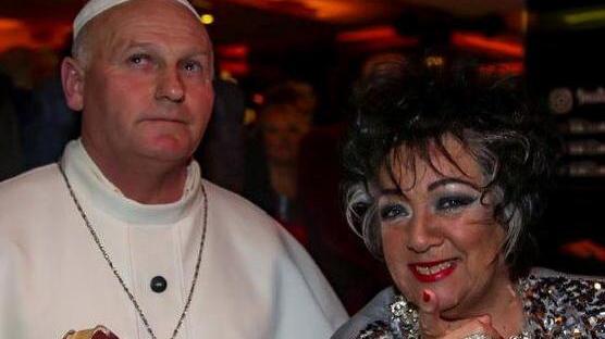 Il sosia di Papa Wojtyla con quella di Elizabeth Taylor