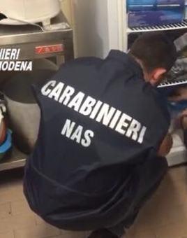 Sequestrati 37 chili di dolci e pasta ripiena in un forno-pasticceria