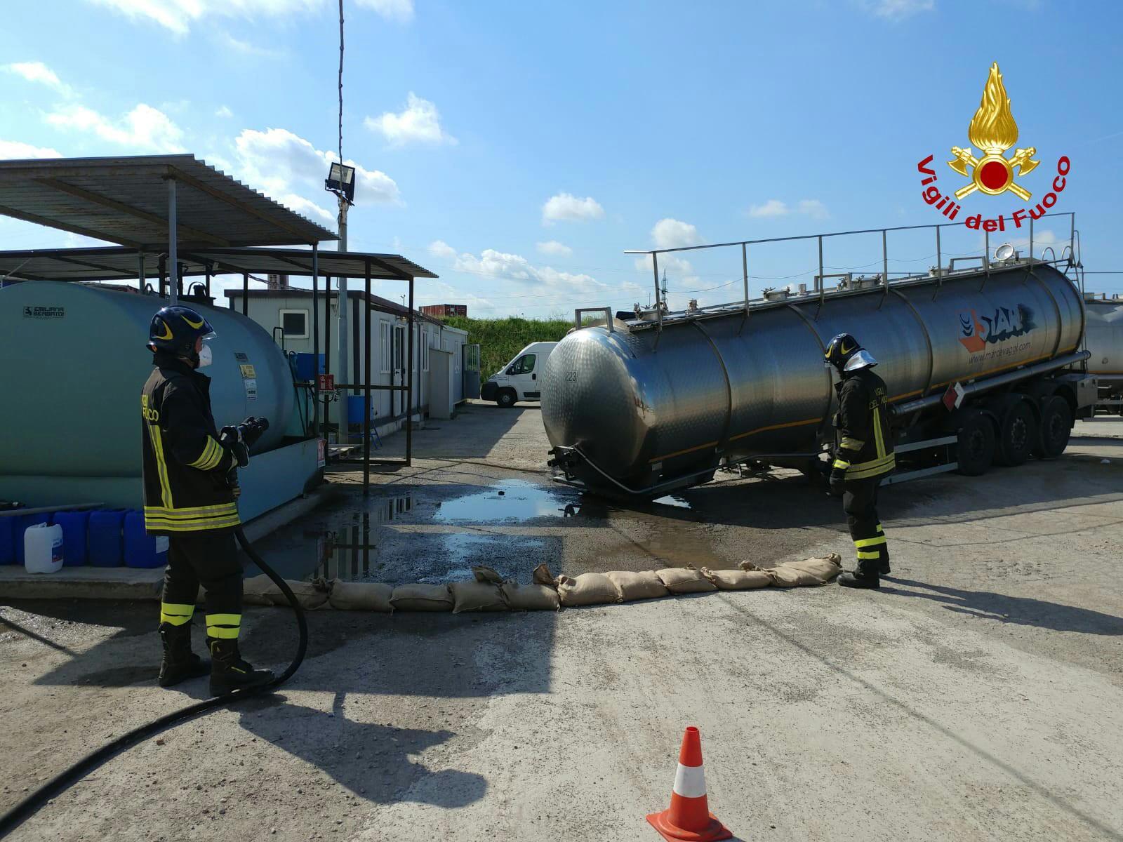 Si rompe un'autocisterna con 30 tonnellate di metanolo vicino alla raffineria Eni