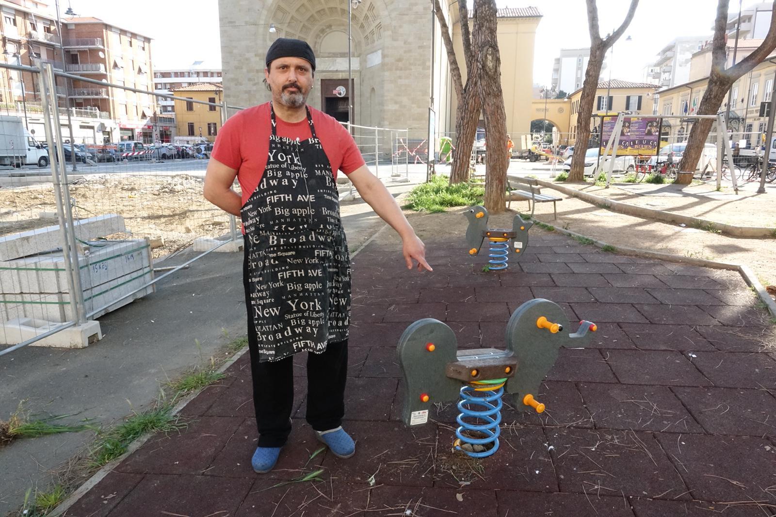 Rubati (e già ripristinati) i cavalli a dondolo dell'area giochi di piazza 2 Giugno