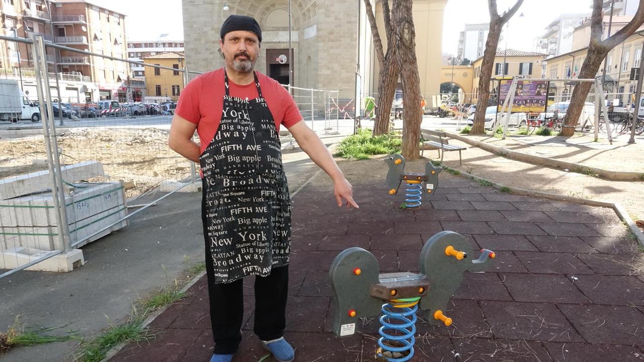 Rubati (e già ripristinati) i cavalli a dondolo dell'area giochi di piazza 2 Giugno