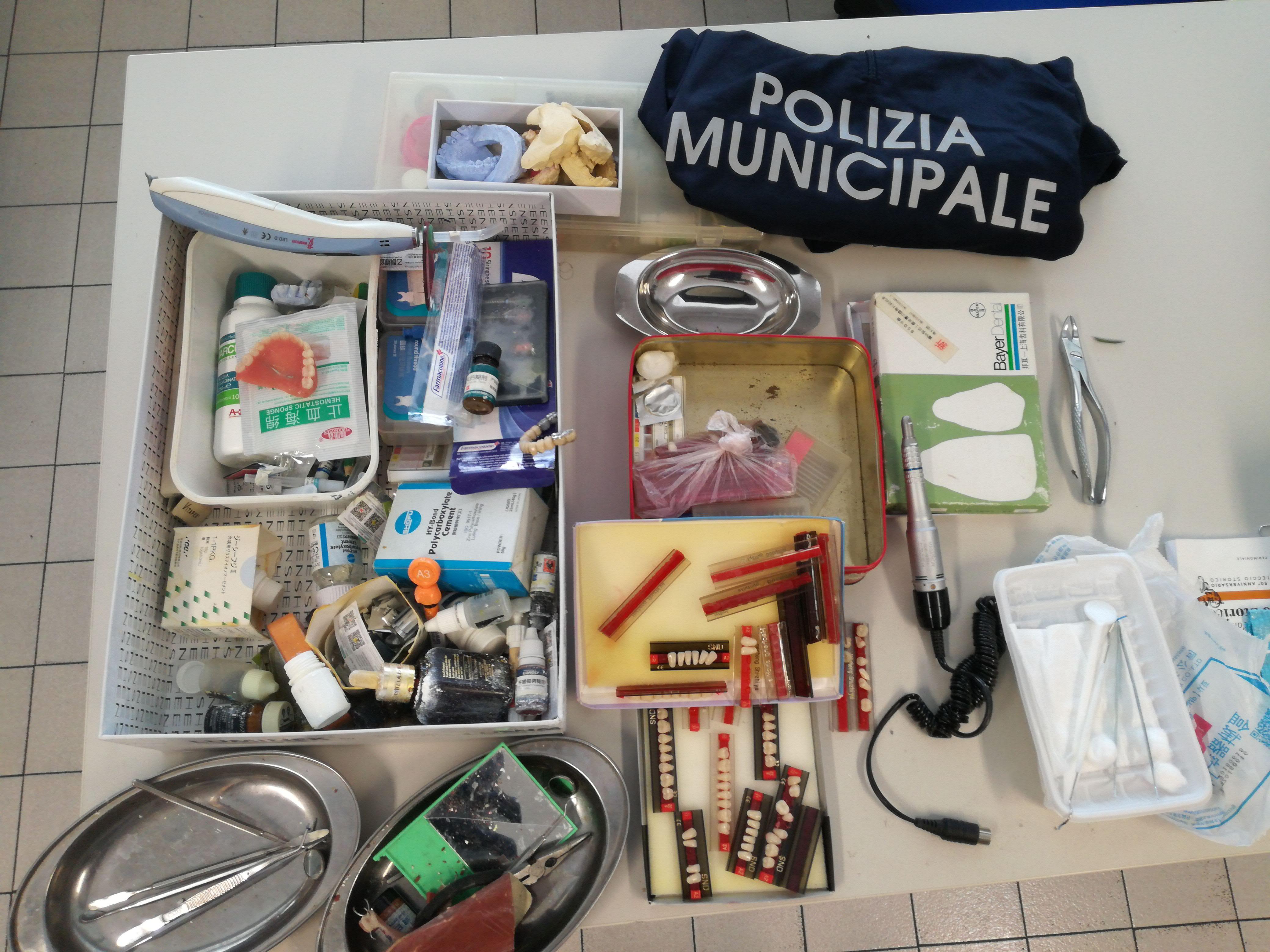 L'attrezzatura e i medicinali sequestrati dalla polizia municipale