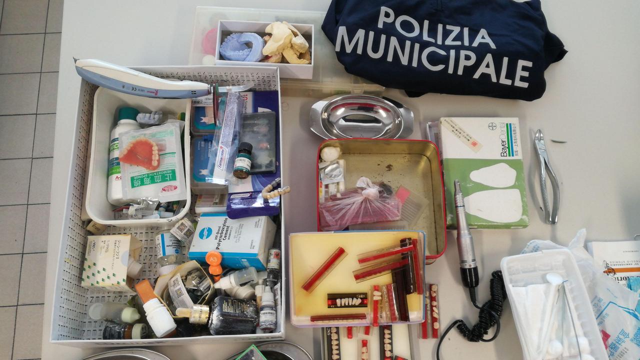 L'attrezzatura e i medicinali sequestrati dalla polizia municipale