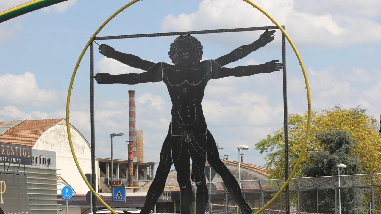 L'Uomo vitruviano riapparso a sorpresa sulla rotonda di Pratilia (foto Batavia)