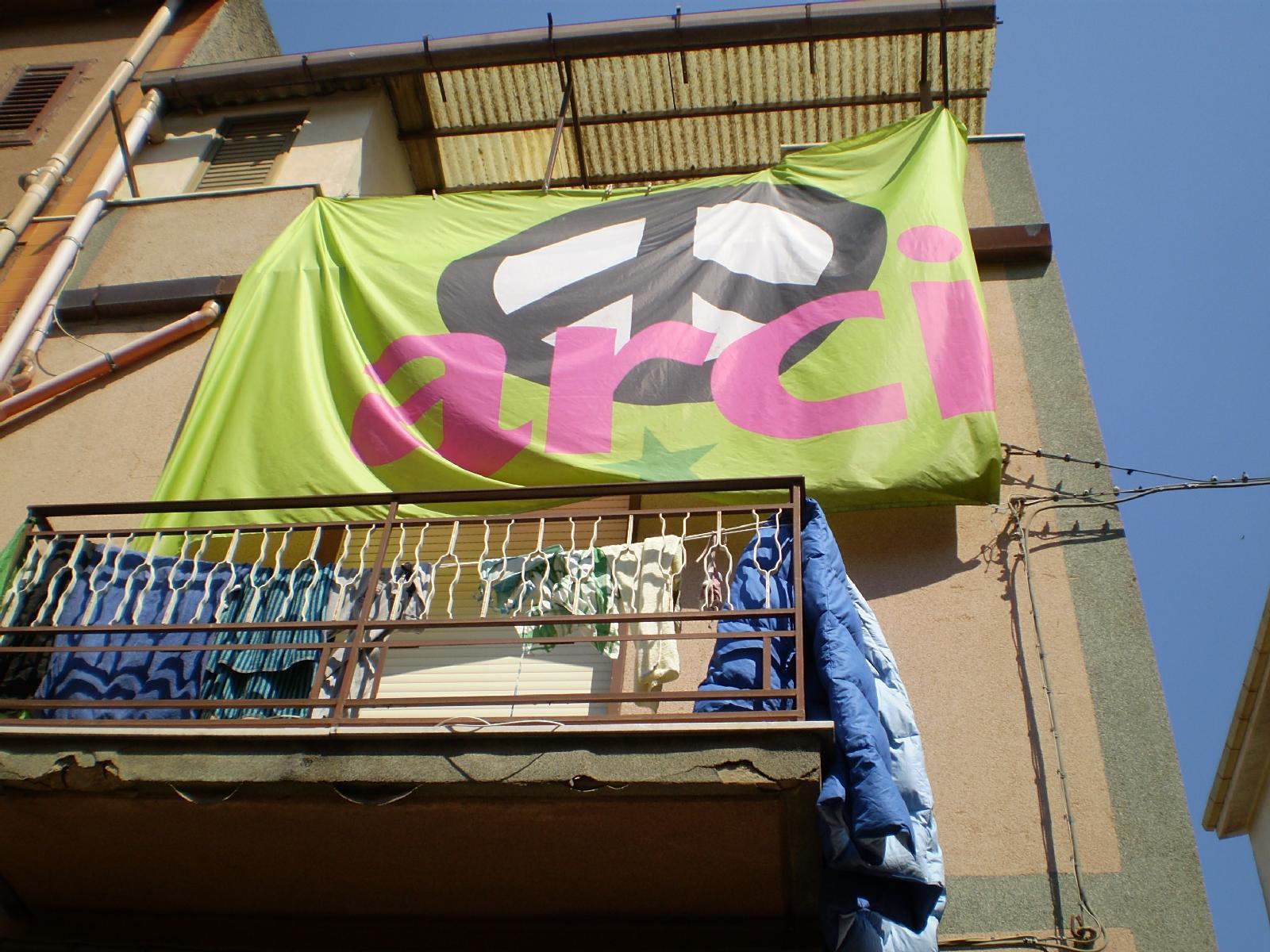 La bandiera dell' Arci appesa dai ragazzi alla facciata della casa di Bernardo Provenzano a Corleone