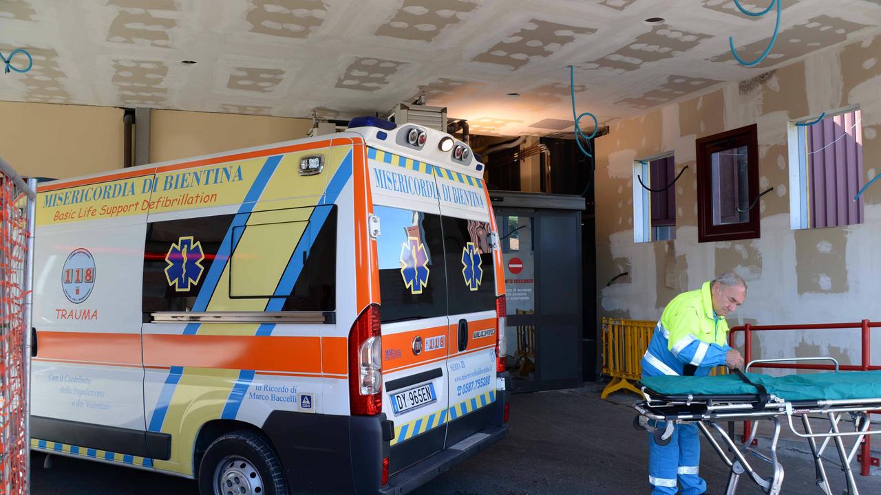 Un'ambulanza all'ospedale di Pontedera (foto archivio)