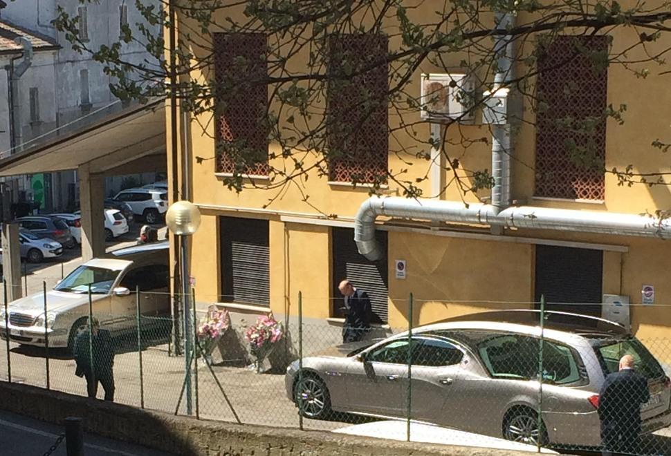 Commozione e silenzio per l’addio a Davide e alla mamma Nadia
