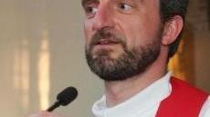 Don Goccini interroga i candidati in chiesa: cinque sedie già pronte per l’occasione