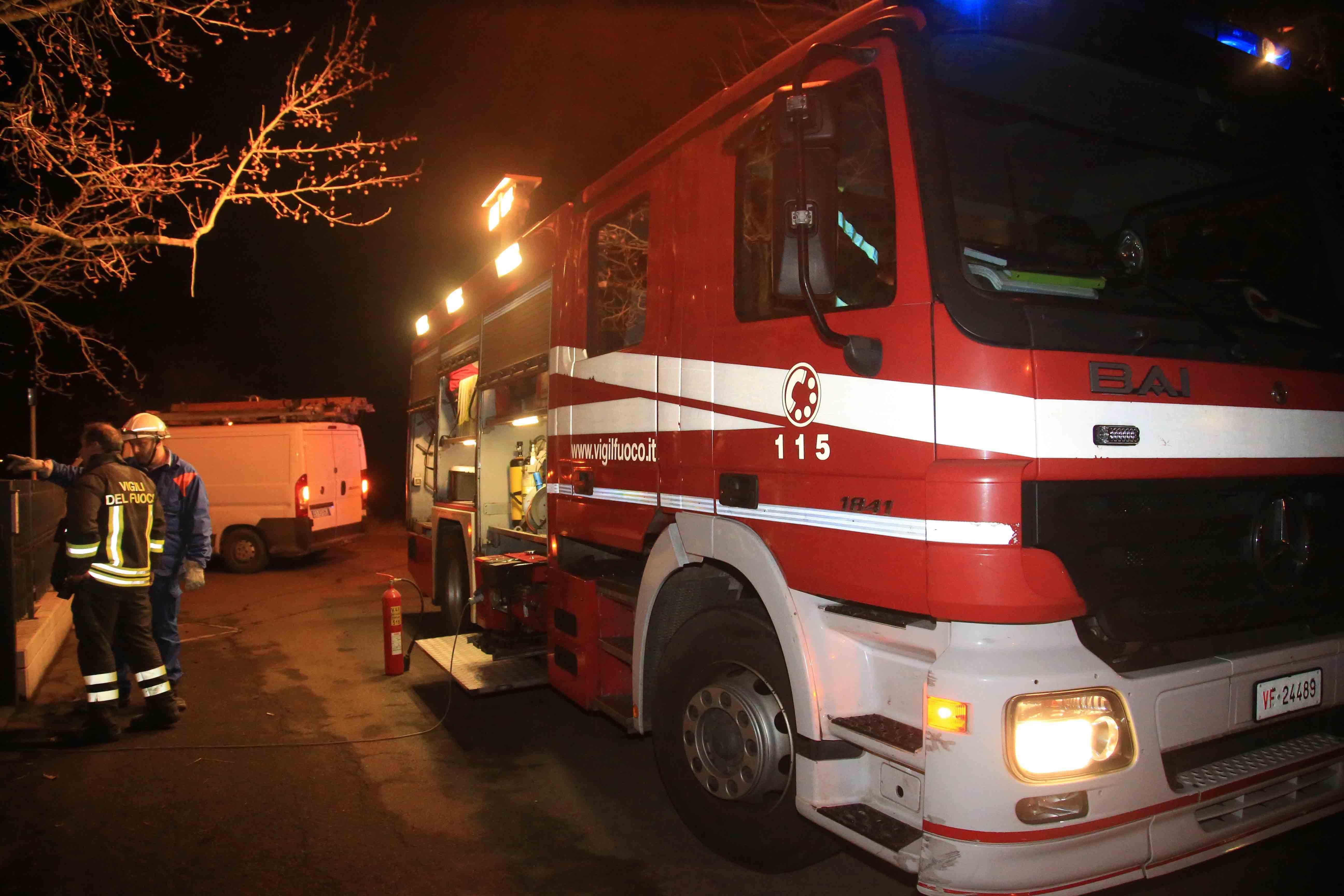 Palo Telecom in bilico sulla linea ferroviaria, vigili del fuoco e tecnici mobilitati