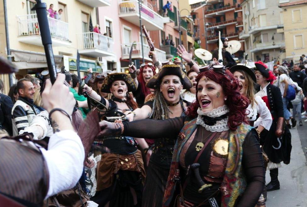 Sbarcano i pirati a Porto Ercole, ecco le trenta “ciurme” tra fuochi e musica  
