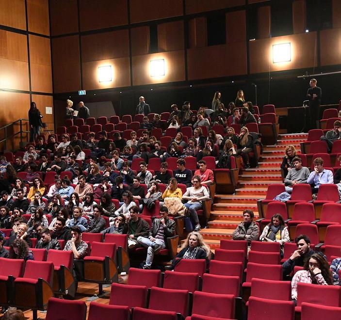Un Amleto dei nostri tempi tra ospedale e psicofarmaci