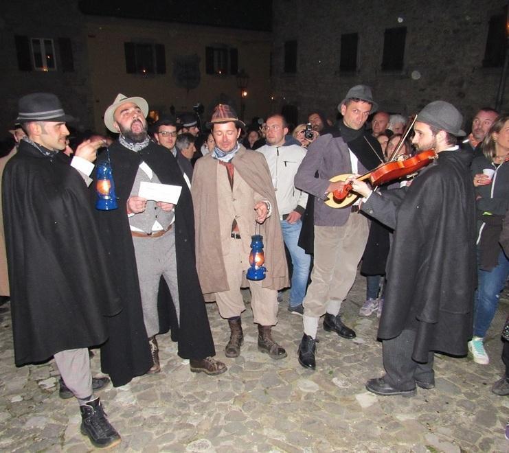 La notte di Riolunato passata a fare serenate per conquistare le amate e i capifamiglia