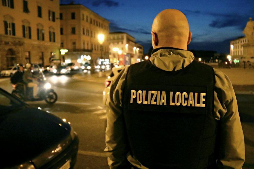 Un agente della polizia locale (foto d'archivio)