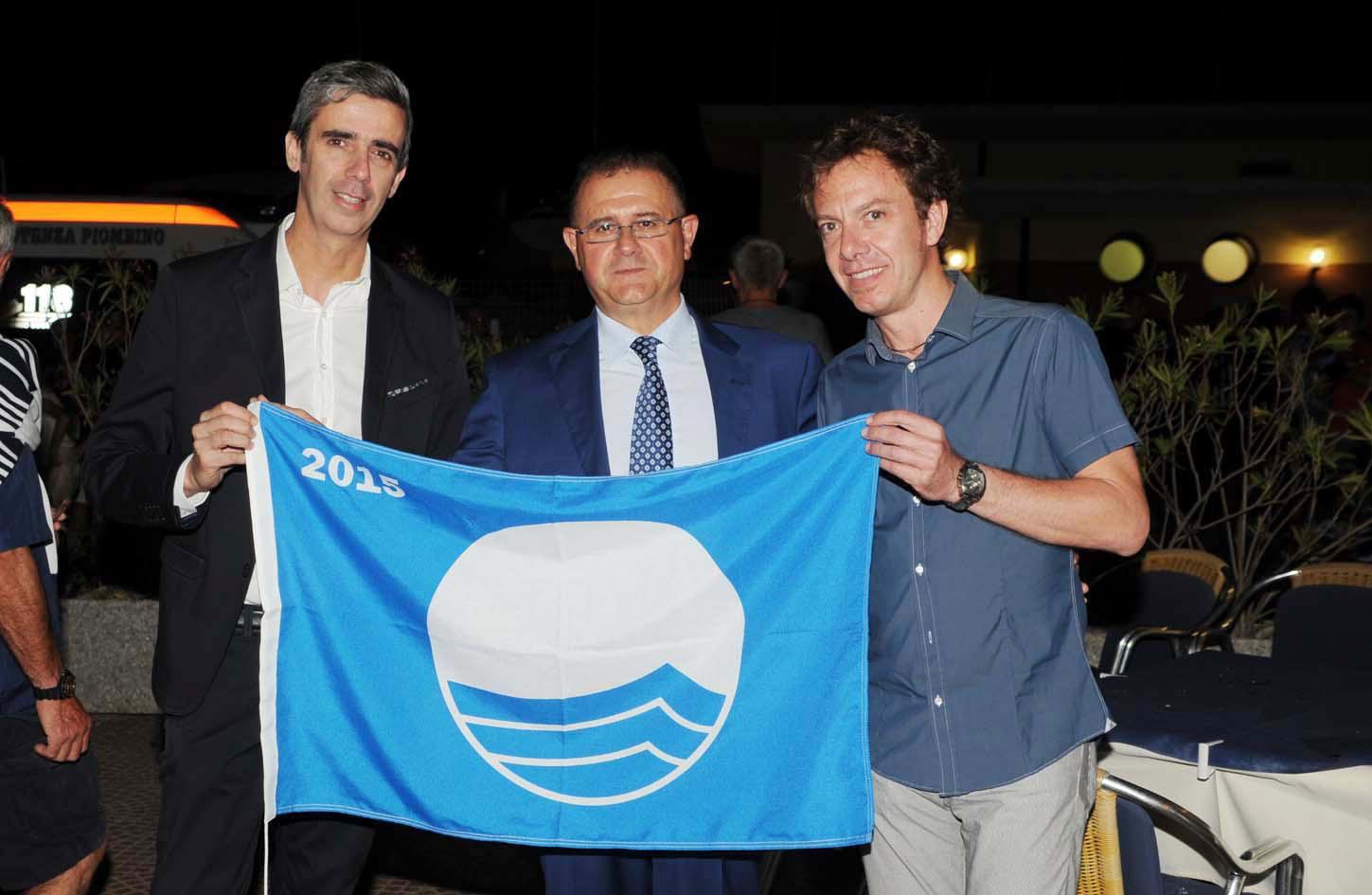 Il sindaco Giuliani con gli ex assessori Chiarei e Ferrini con la bandiera del 2018 (foto Pabar)
