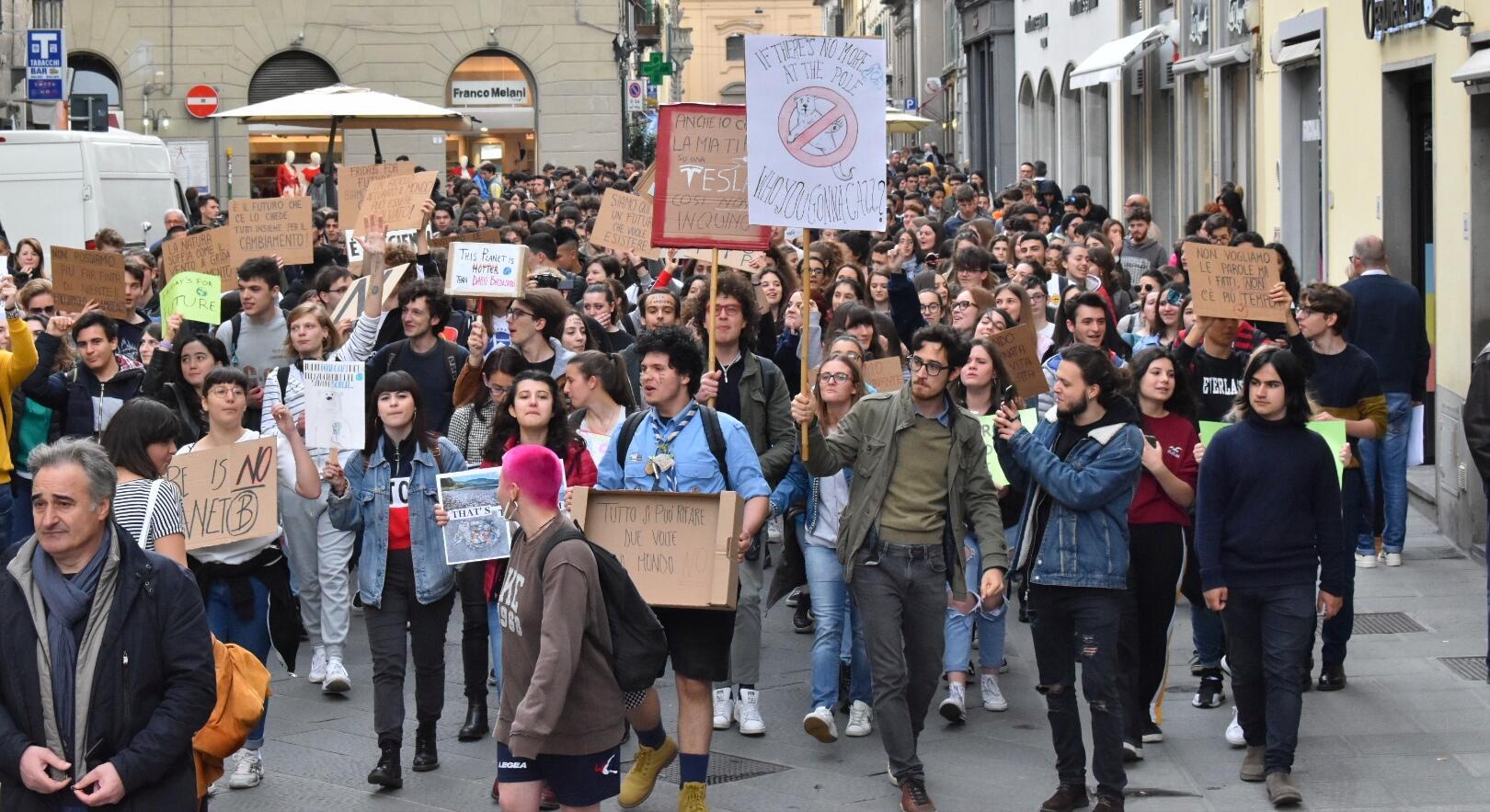 La manifestazione degli studenti transita sul Globo (foto Gori)