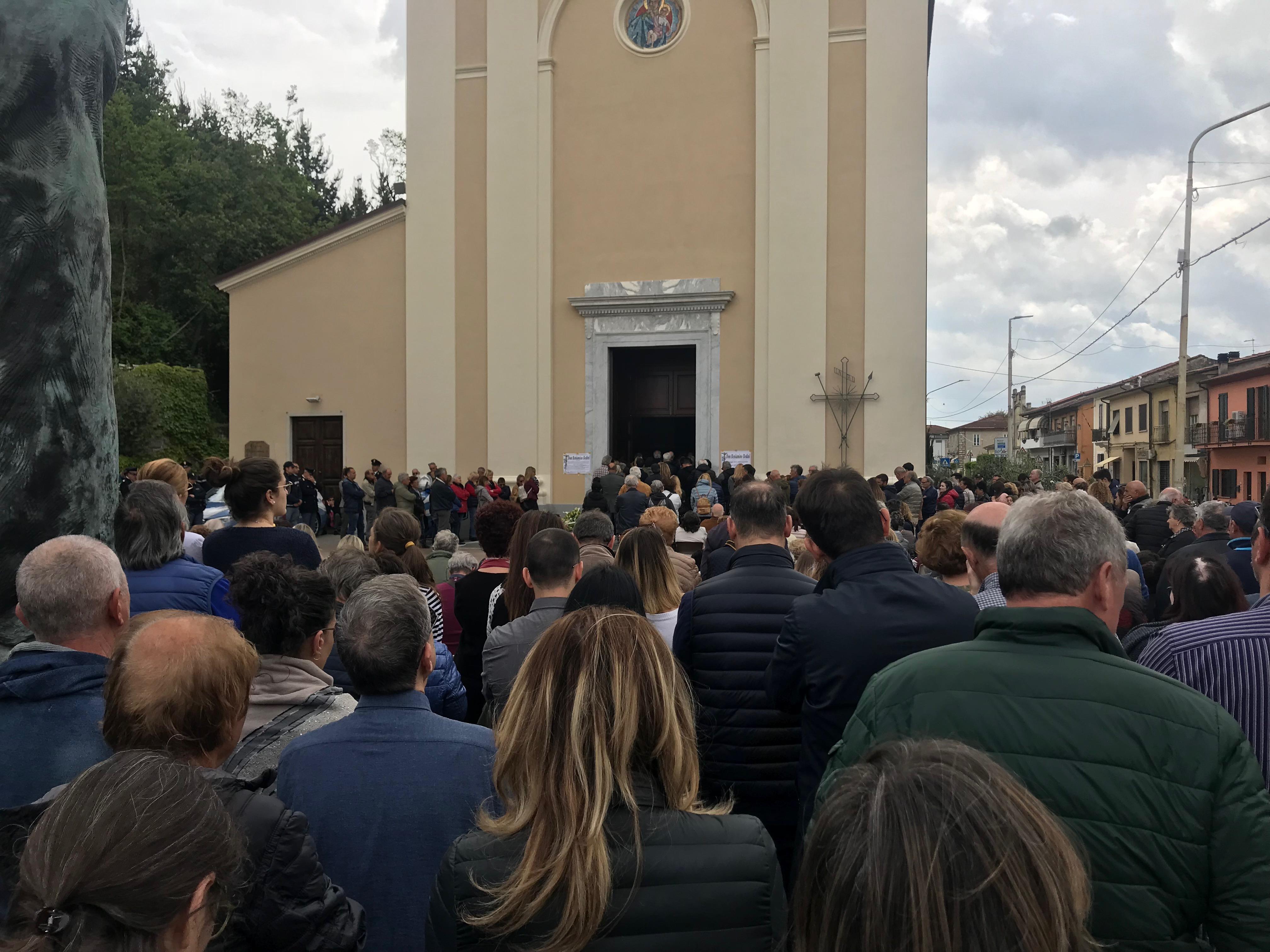 Migliaia di persone all'addio di don Beniamino